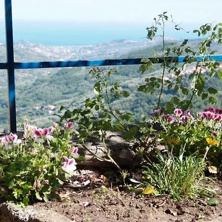 شقة In Imperia Fuer Bis Zu 4 Personen